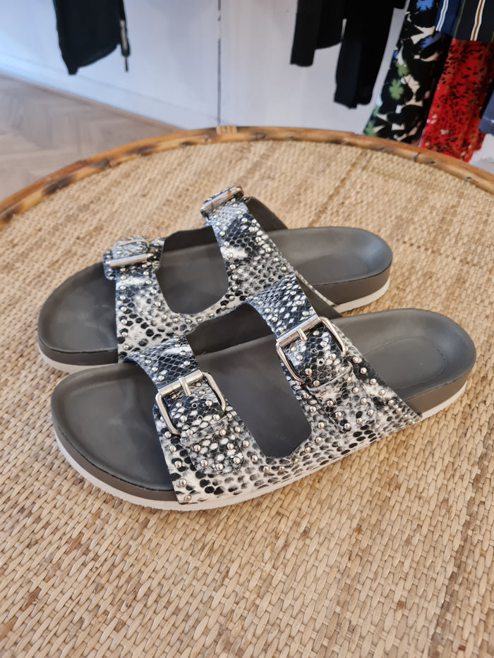 Dune Grey Reptile Slide Size 8