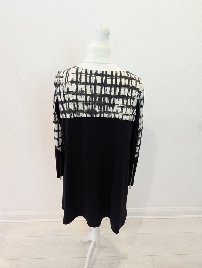 Isabel De Pedro Black/Cream Zip Back Jacket Size 10