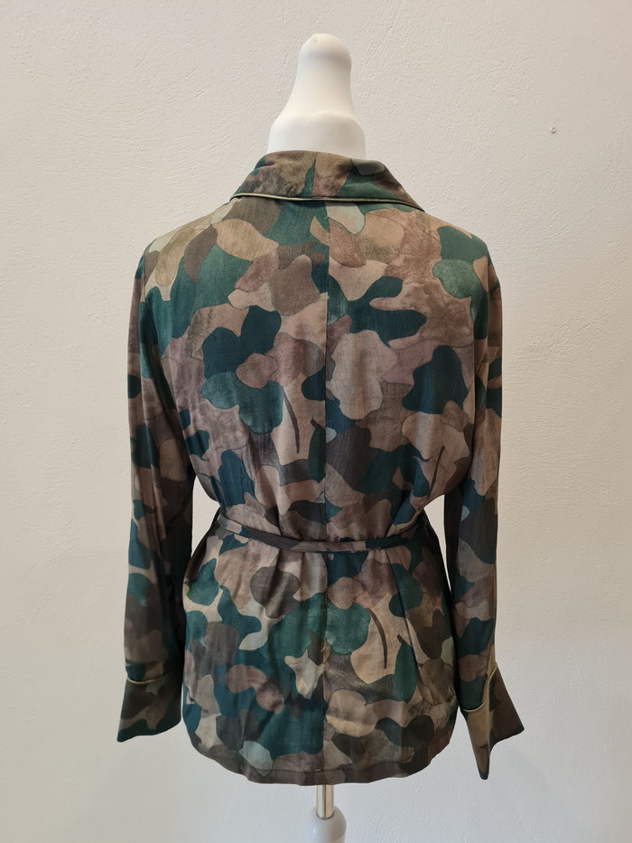 QUE Camouflage Light Jacket Size 10