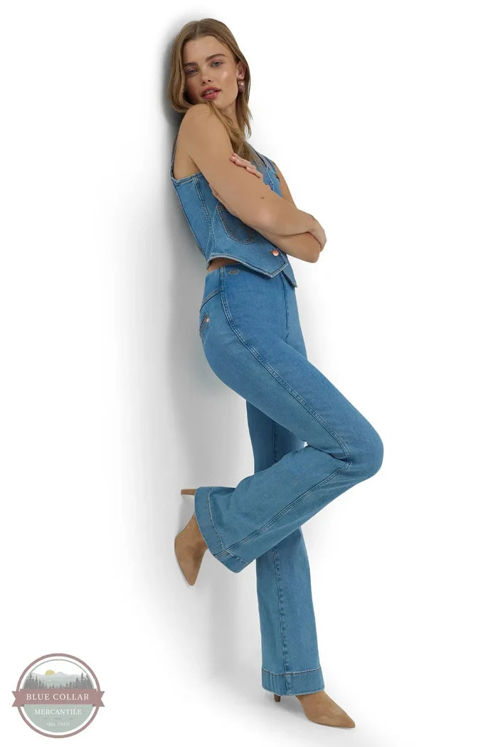 Wrangler 112375596 Wrangler X Lainey Wilson Pull On Flare Jeans in Blue on model