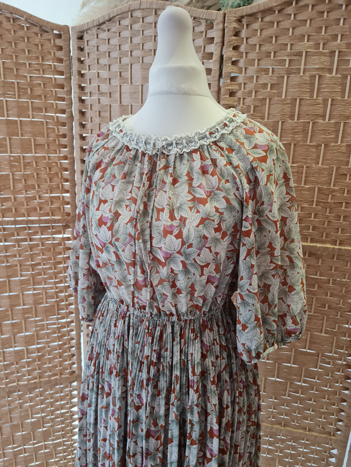1970s Leaf Print (pleated skirt) 10/12