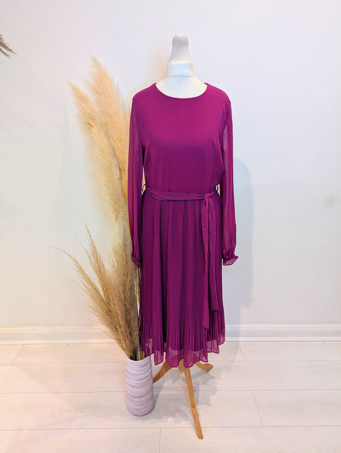 Billie & Blossom Pink Pleated dress 10 NWT