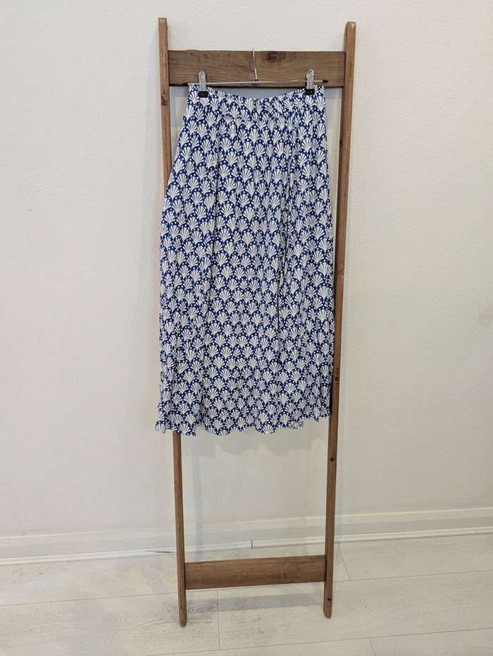 Boden blue/ white patterned skirt 10