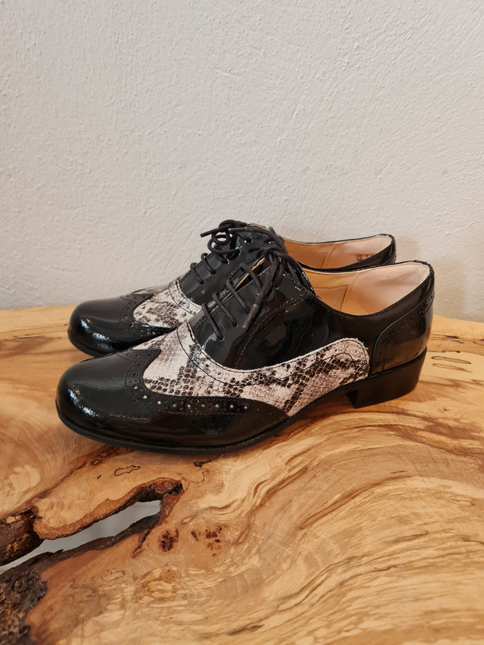 Clarks Brogues Size 6.5 (New)