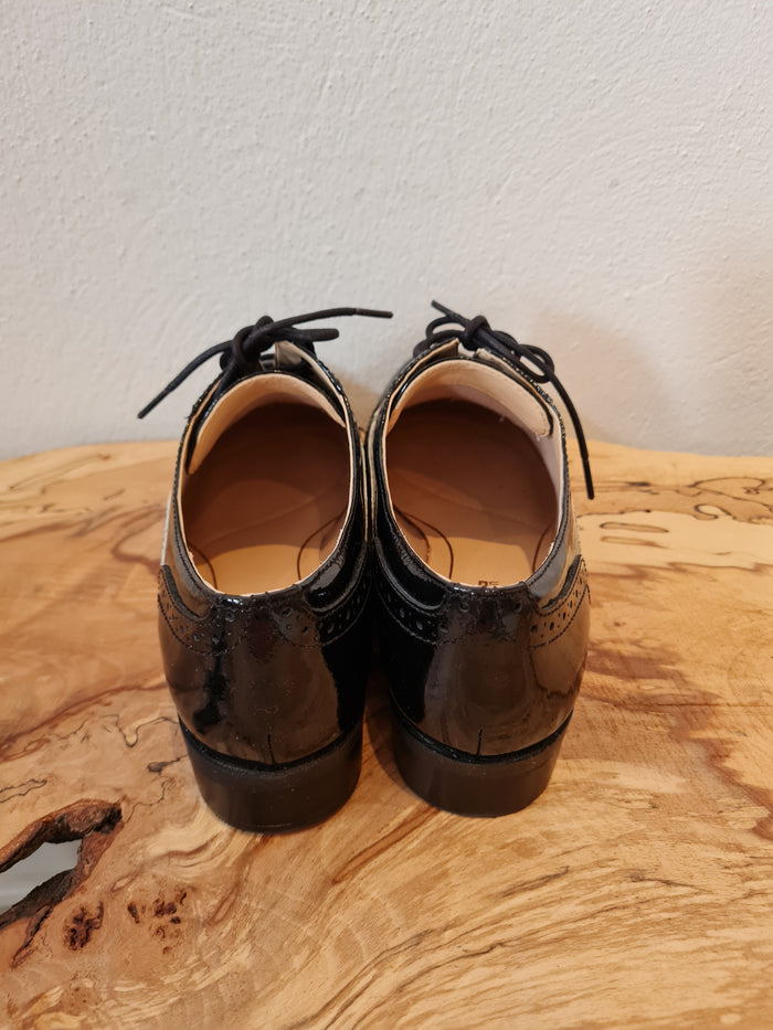 Clarks Brogues Size 6.5 (New)