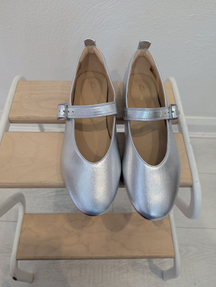 Clarks silver Mary Janes 6 NWT