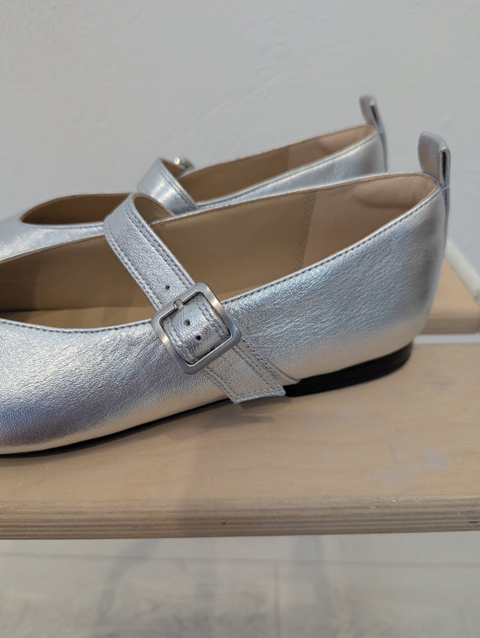 Clarks silver Mary Janes 6 NWT