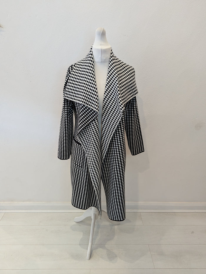 D.E.C.K by Decollage Black/White Square Coatigan L