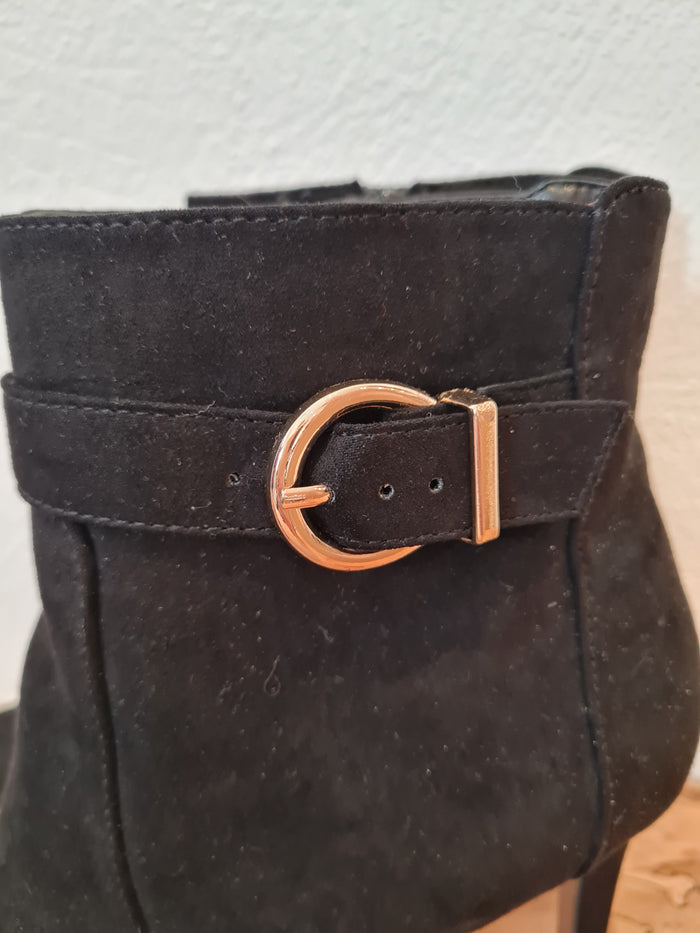 Linea Black Ankle boots 6