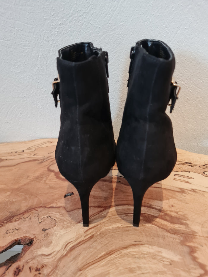 Linea Black Ankle boots 6