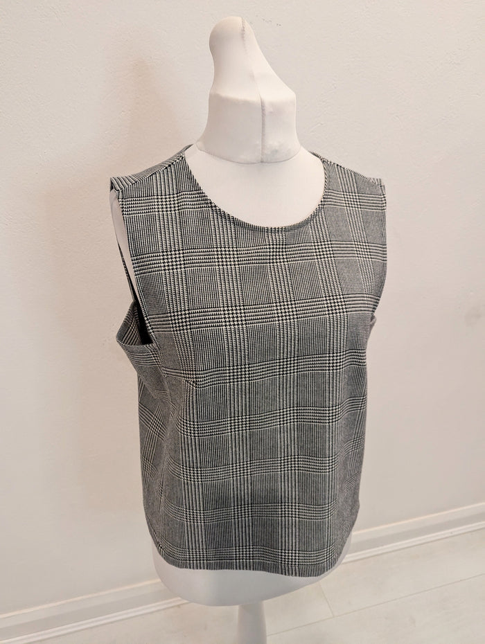 Madeleine Black/White check top 16