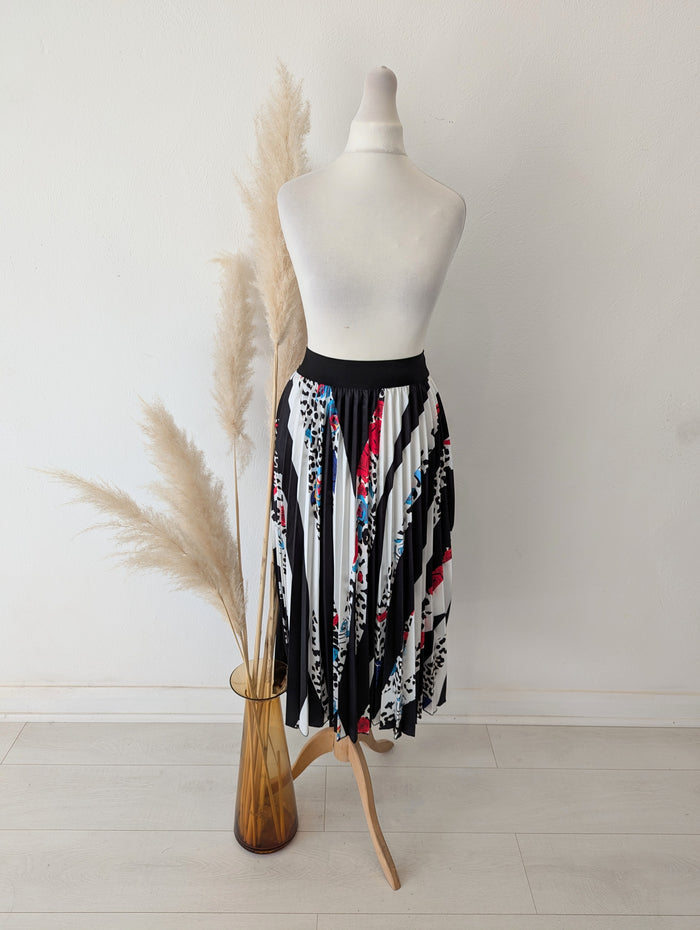 My Sisters Closet Black/White Multi Skirt S