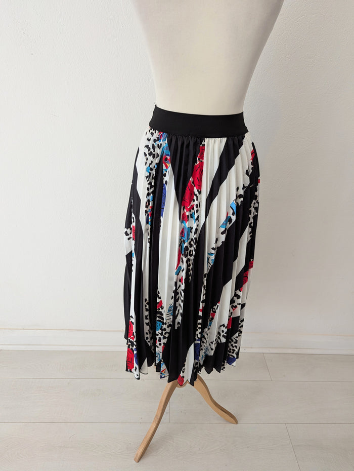 My Sisters Closet Black/White Multi Skirt S