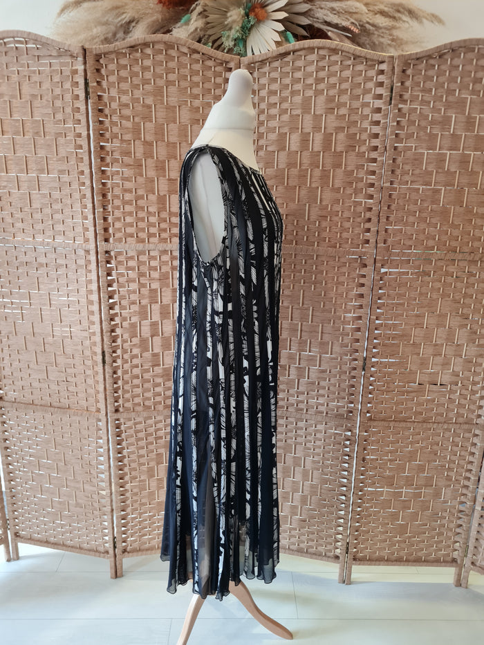 No Label Black/White Trapeze Cover Up Size 14