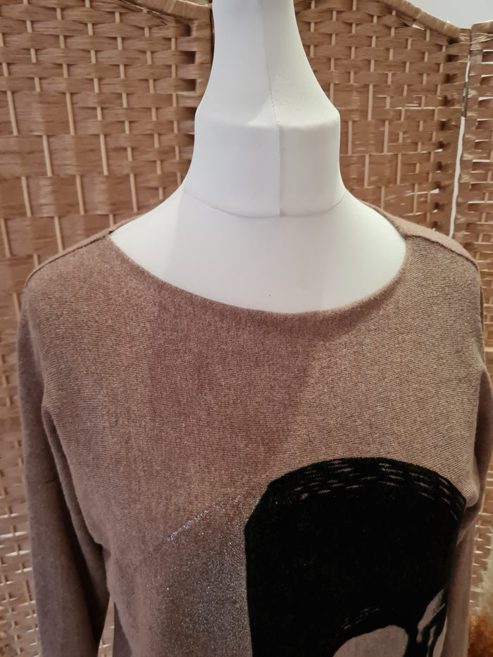 Papillonne camel skull detail jumper M