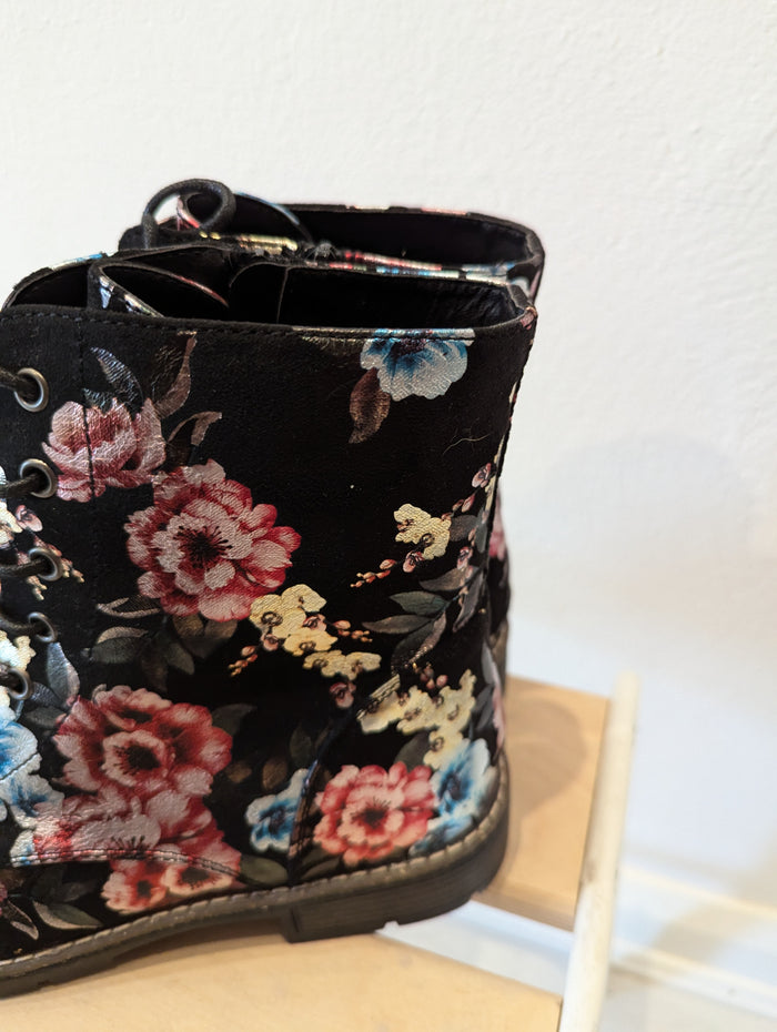 Pavers Floral Boots 7 New