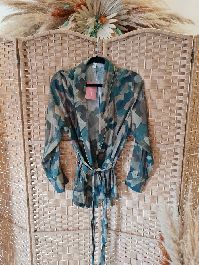 QUE Camouflage Light Jacket Size 10