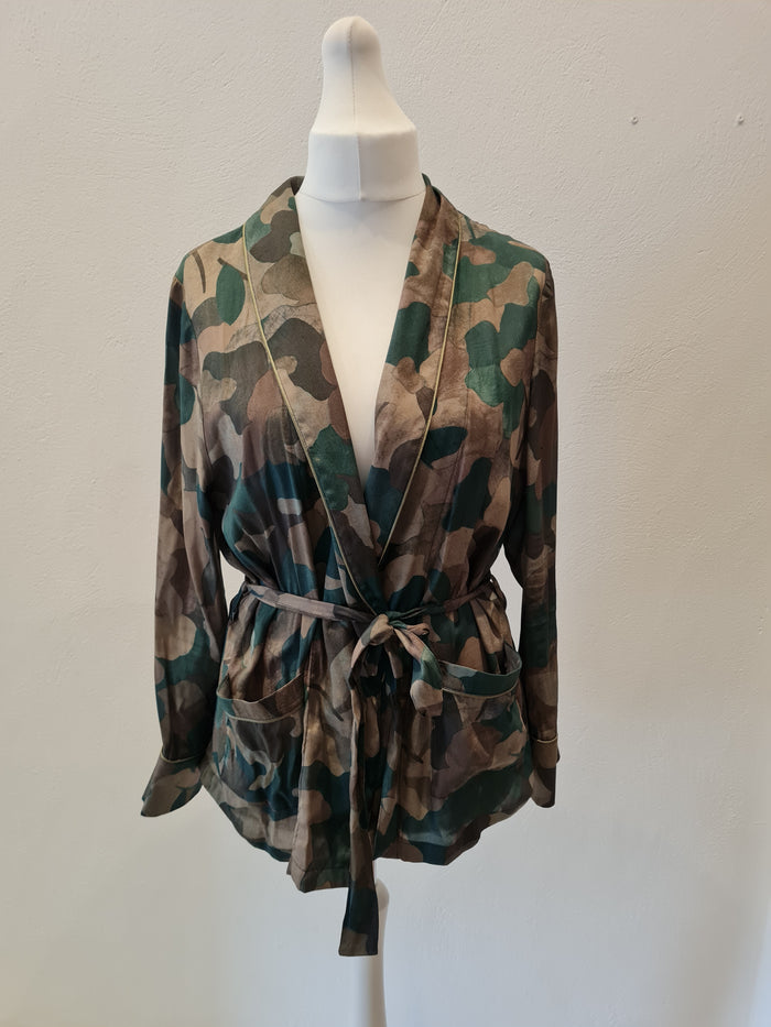 QUE Camouflage Light Jacket Size 10