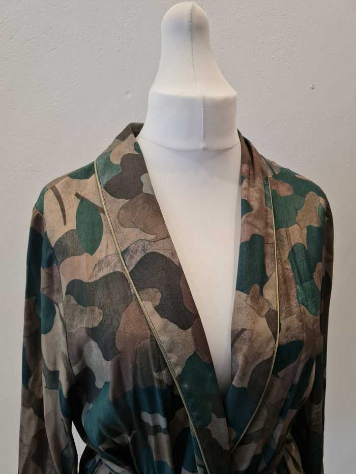 QUE Camouflage Light Jacket Size 10