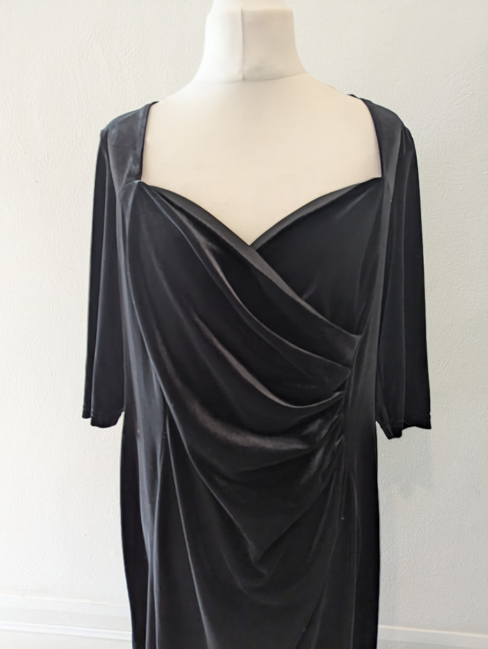 Scarlet & Jo Black Velvet Midi Dress Size 24 NWT RRP £50
