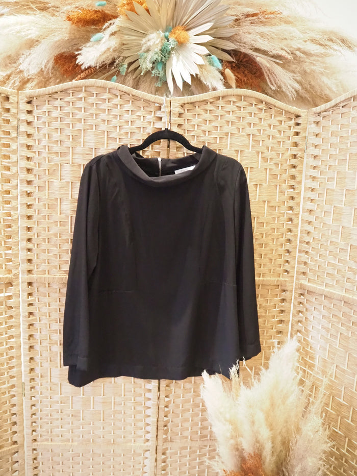Siste's Black Blouse M
