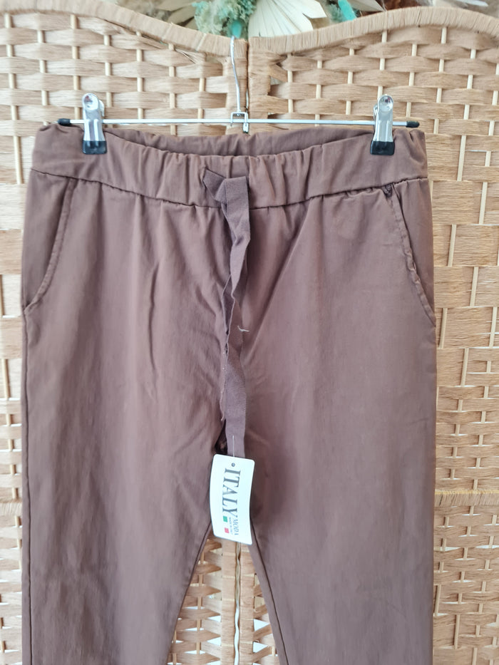 Super stretch trousers in brown