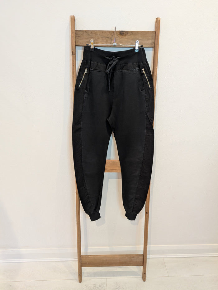 Suzy D black barrel joggers S