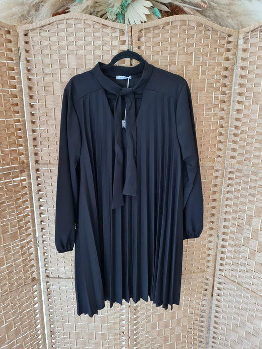 Tie neck pleated dress in black one size