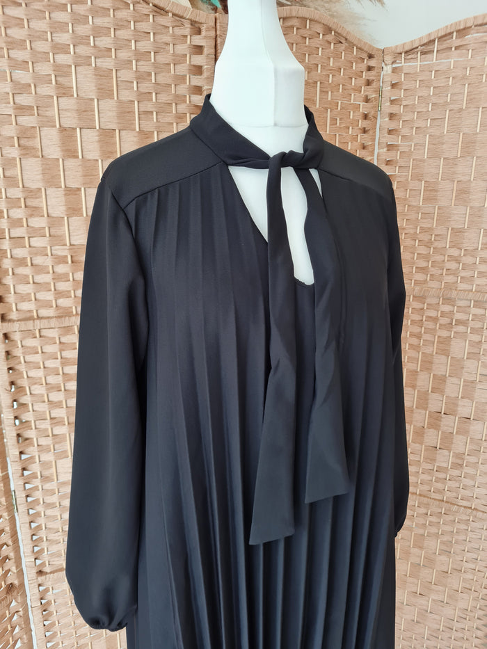 Tie neck pleated dress in black one size
