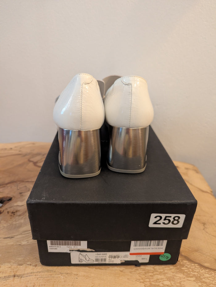 Vic Matie White patent Loafers 6.5