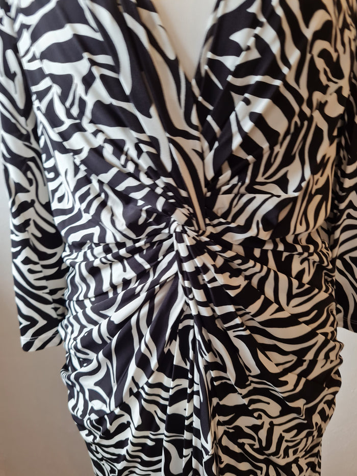 Violeta by Mango Black/White Print Maxi Size XL (new)