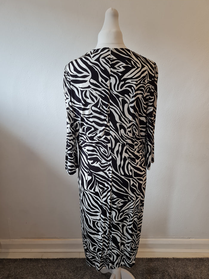 Violeta by Mango Black/White Print Maxi Size XL (new)
